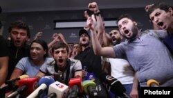 Armenia - Protesters disrupt a news conference that was due to be held in Yerevan by former President Robert Kocharian, 14 August 2018.