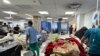 Sebesültek és orvosok a gázavárosi al-Sifa kórházban 2023. november 10-én