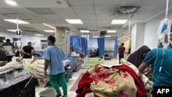 Pacientët dhe mjekët në spitalin Shifa në Rripin e Gazës, 10 nëntor 2023.