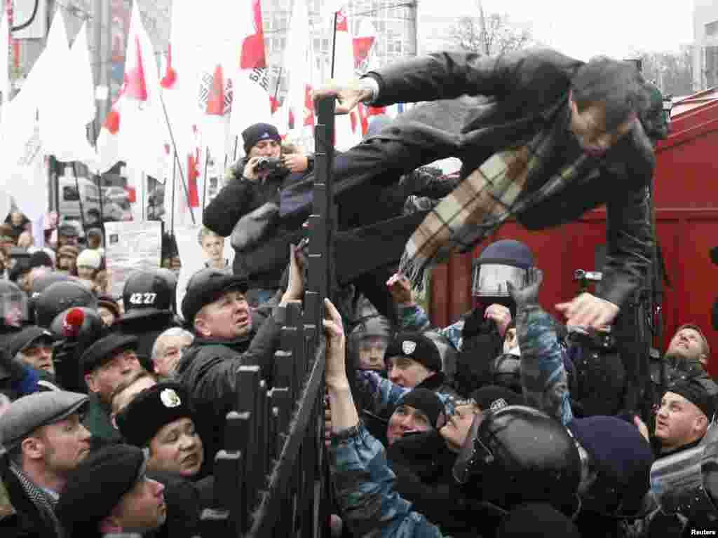 Адвокат Тимошенко Микола Сірий намагається потрапити до приміщення Апеляційного суду Києва, 14 грудня. 