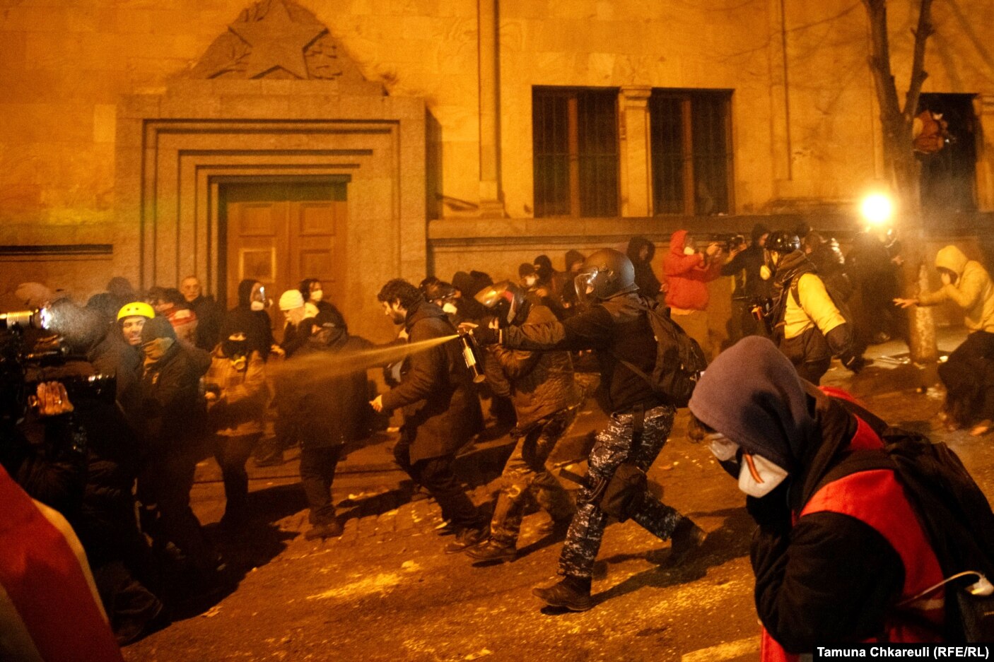 Policia duke hedhur sprej piperi jashtë ndërtesës së parlamentit.