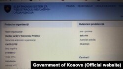 Skrinšot sa internet stranice Ministarstva javne uprave Kosova, na kome stoji da je osnivač organizacije Centar za mir i toleranciju gradonačelnik Gračanice Srđan Popović.