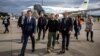 Președintele ucrainean Volodimir Zelenski (centru) este întâmpinat de ambasadorul elvețian în Ucraina, Felix Baumann (stânga) și de șeful adjunct al protocolului elvețian, Manuel Irman (dreapta), la sosirea sa pe aeroportul din Zurich, la 14 iunie, înainte de summit.