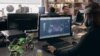 Žena proba Microsoft HoloLens 