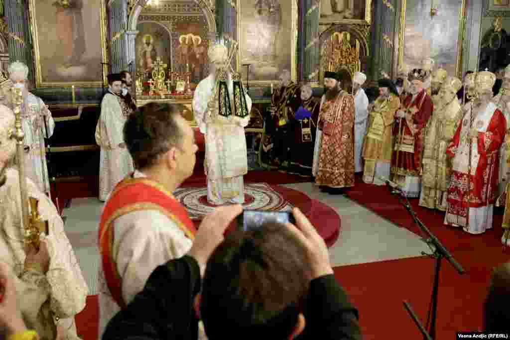 Okružen episkopima i drugim visokim predstavnicima SPC novi patrijarh Porfirije na ceremoniji ustoličenja.&nbsp;