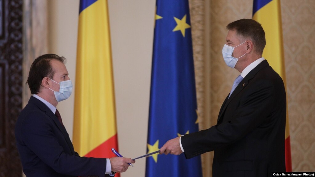 În ieșirile sale publice, premierul Cîțu susține că nu e normal ca funcționariii să câștige mai mult decât președintele României