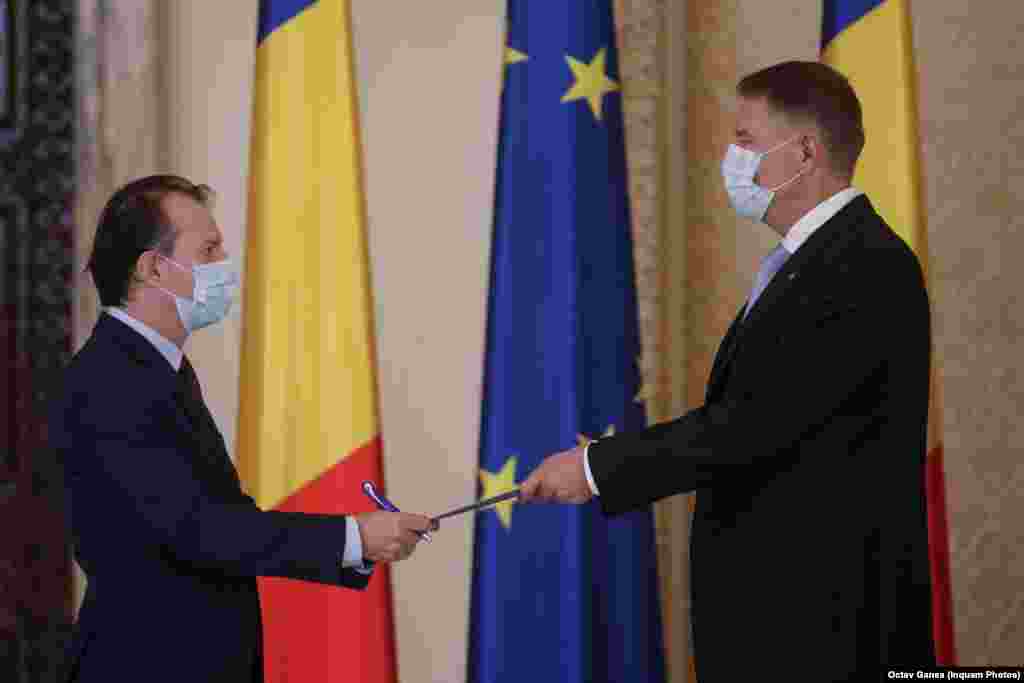 &nbsp;Premierul Florin Cîțu, după depunerea jurământului, felicitat de președintele Klaus Iohannis.&nbsp;