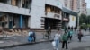 Люди залишають станцію метро «Лук'янівська», в якій переховувалися під час повітряної атаки РФ на Київ. Будівля метро пошкоджена цим та іншими російськими обстрілами