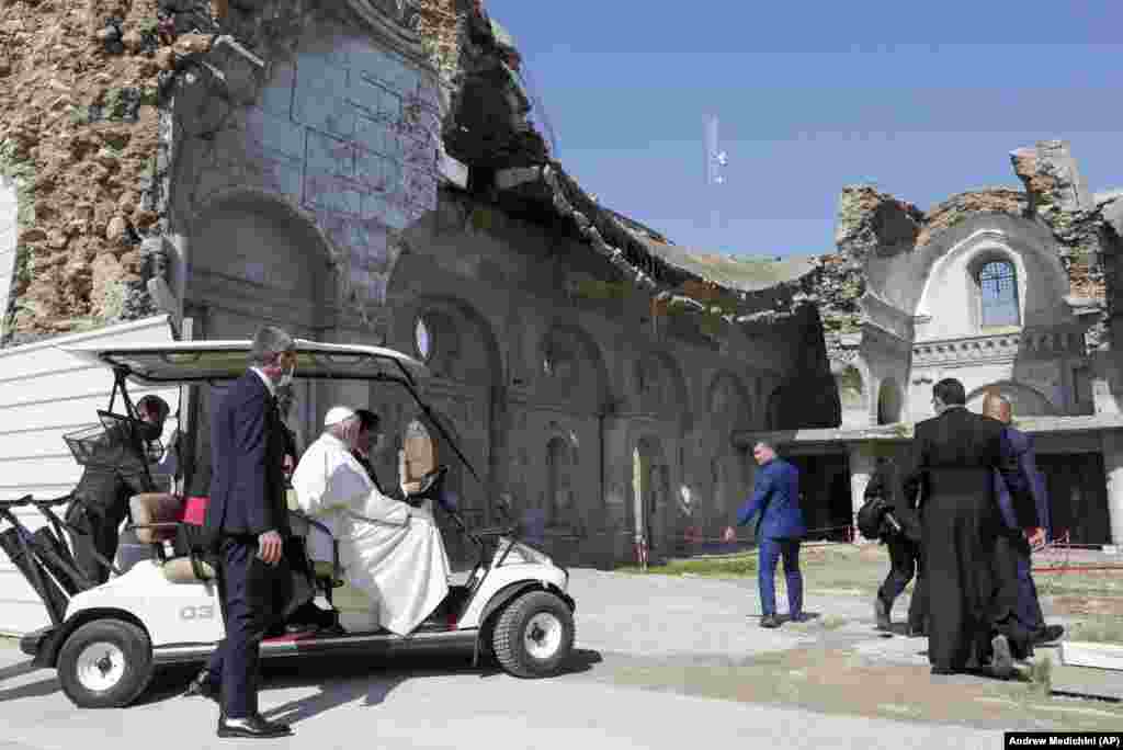 Папі Франциску показують руїни сирійської католицької церкви Ат-Тахера біля церковної площі Хош-аль-Біаа в Мосулі
