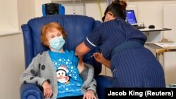 مارگارت کینان ۹۰ ساله اولین فردی است که واکسن غیرآزمایشی فایزر را دریافت می‌کند