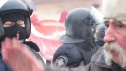 Украінцы-пратэстоўцы ўшчуваюць байцоў «Беркута»