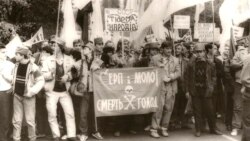 Thousands of workers rallied on Minsk&#39;s Lenin Square in April 1991. The protesters were unhappy&nbsp;with the increased cost of consumer goods and the Communist Party&#39;s control of the republic.