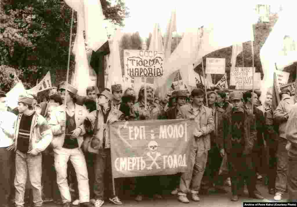 A symbolic "Burial of the USSR" was organized by the Union of Independent Ukrainian Youth in Kyiv on September 30, 1990. The banners read: "USSR is the prison of the peoples" and "Hammer and sickle means death and hunger."