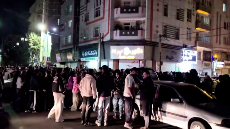 Iranianët festojnë vdekjen e Khameneit