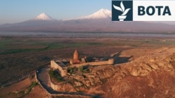 Në sfondin e manastirit të Khor Virapit shihet Bjeshka e Araratit, e njohur në turqisht si Bjeshka e Agrit.