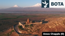 Në sfondin e manastirit të Khor Virapit shihet Bjeshka e Araratit, e njohur në turqisht si Bjeshka e Agrit.