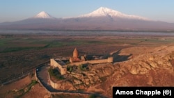 Ağrı dağının mənzərəsi fonunda Xor Virap monastırı