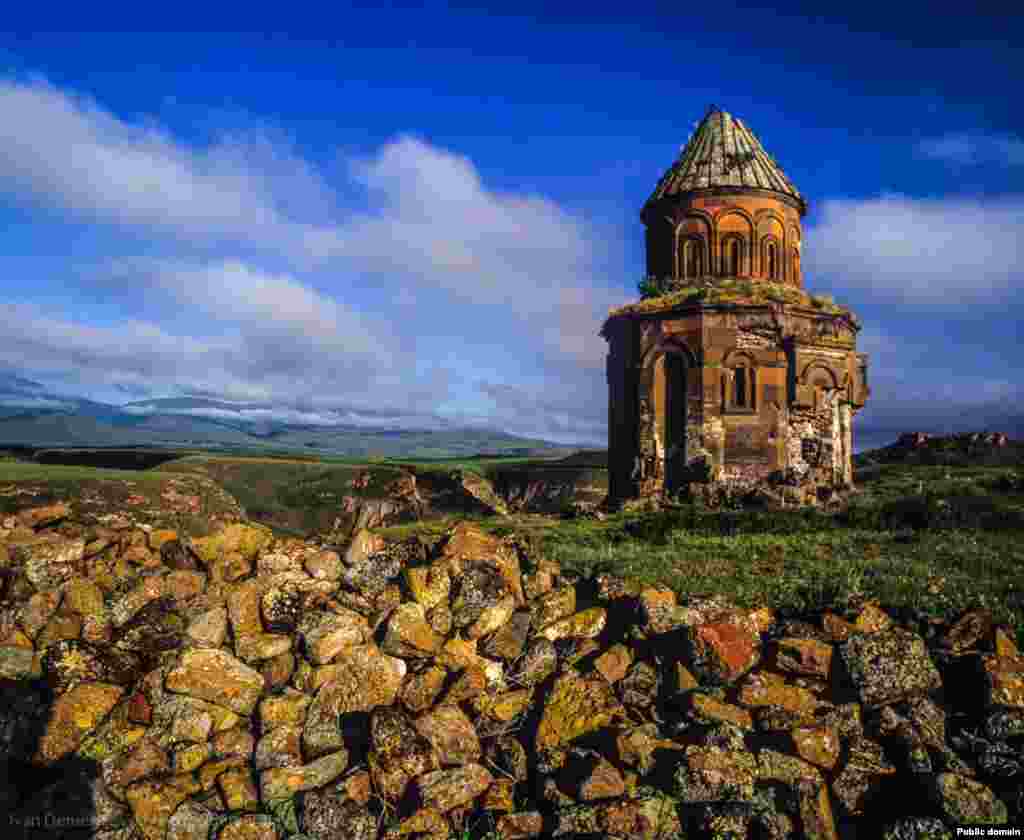 Древняя столица Армении - Ани. Это всё, что осталось от некогда огромного и невероятно красивого города, который ещё называли городом 1001 церкви.