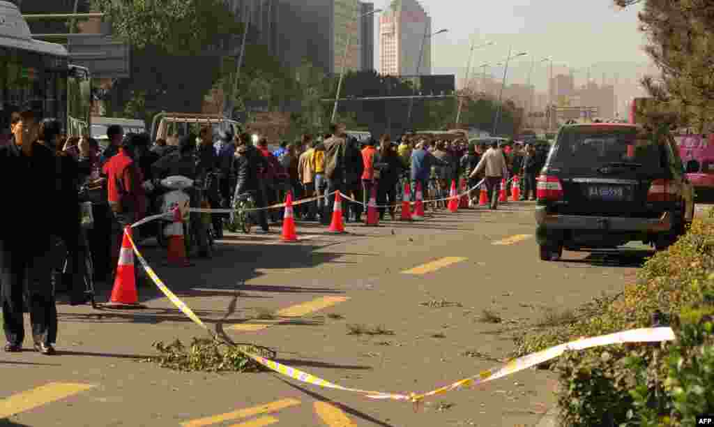 Один человек погиб, восемь получили ранения в результате серии взрывов, прогремевших 6 ноября у регионального штаба Компартии Китая в городе Тайюань в северной провинции Шаньси. Позднее китайские власти сообщили о задержании подозреваемого в организации взрывов &ndash; 41-летнего Фэн Чжицзюня.