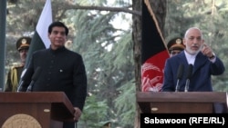 Pakistani Prime Minister Raja Pervez Ashraf (left) and Afghan President Hamid Karzai in Kabul on July 19