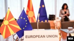 Македонско знаме и знамето на ЕУ