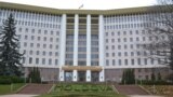 Clădirea Parlamentului de la Chișinău înainte de alegerile de la 30 noiembrie 2014. Un monument promis de autorități în memoria revoltei de la 7 aprilie 2009 încă nu a fost instalat.