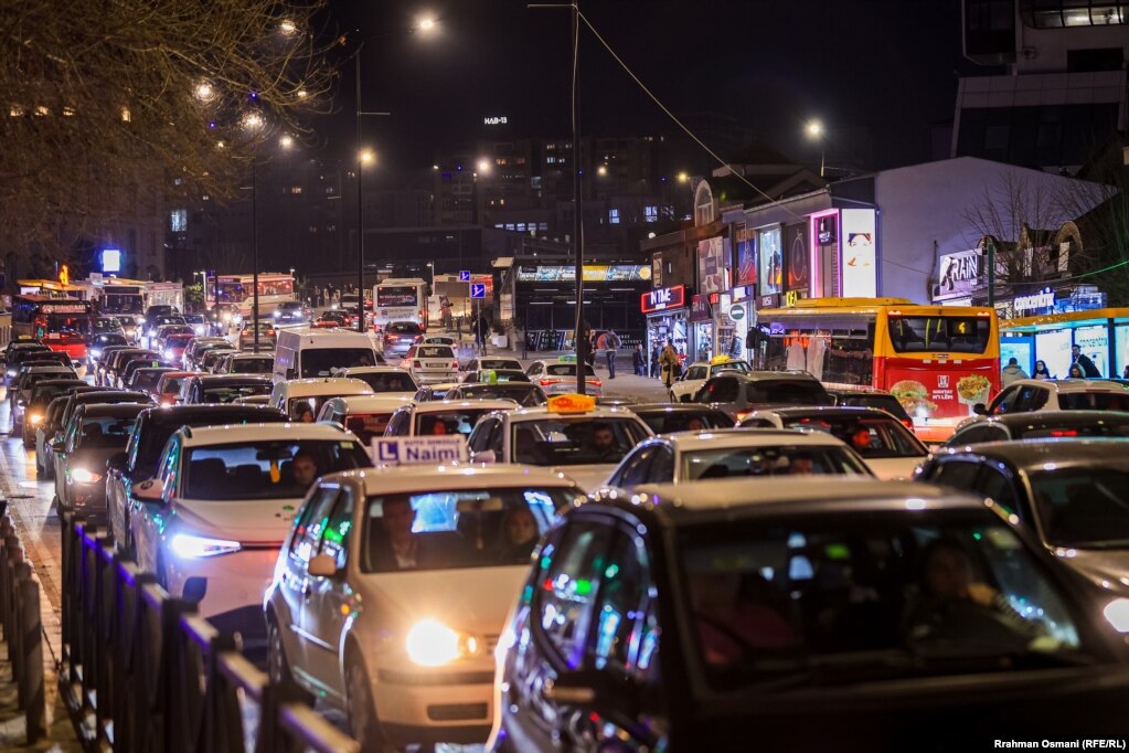 Por, derisa të mos ketë një zgjidhje për problemin e trafikut, qytetarët ndoshta duhet të marrin për bazë sugjerimin që Përparim Rama bëri në tetor të vitit 2024, kur tha se nëse bllokoheni në trafik, dëgjoni muzikë, bisedoni me dikë apo lexoni ndonjë libër. 