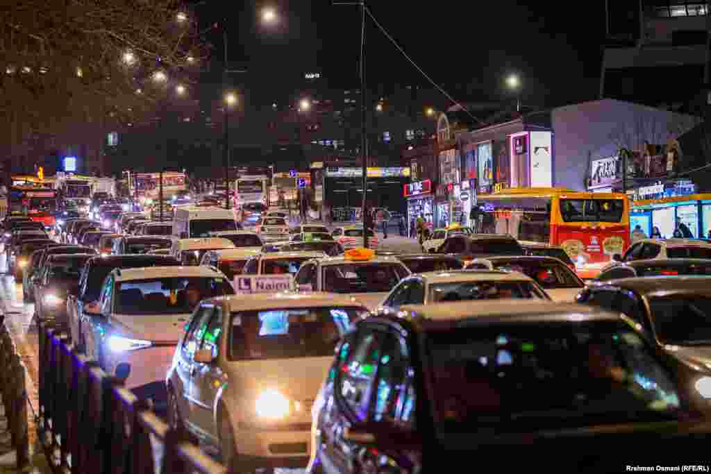 Por, derisa të mos ketë një zgjidhje për problemin e trafikut, qytetarët ndoshta duhet të marrin për bazë sugjerimin që Përparim Rama bëri në tetor të vitit 2024, kur tha se nëse bllokoheni në trafik, dëgjoni muzikë, bisedoni me dikë apo lexoni ndonjë libër. 