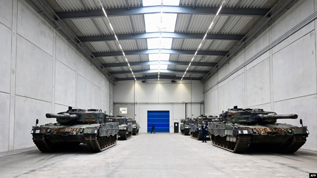 Tancuri Leopard 2 într-o uzină Rheinmetall din Unterluess, Germania, 12 februarie 2025. 