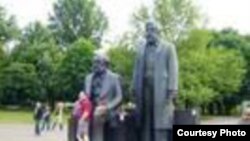 Sculptură la Berlin: Marx și Engels (Foto. W. Totok)
