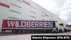 Wildberries компаниясынын эн белгиси түшүрүлгөн машине.