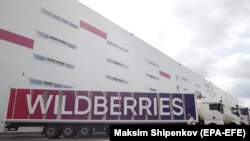 Грузовик Wildberries возле склада Wildberries в деревне Коледино под Подольском, Московская область, 29 июля 2021 года