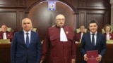 Președintele interimar Ilie Bolojan, președintele Curții Constituționale, Marian Enache, și președintele ales al României, Nicușor Dan, în timpul ceremoniei de validare a alegerilor de la CCR, 22 mai 2025.