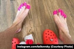 Для забегу Тарас выкарыстоўваў адмысловыя тэйпы (стужкі) для умацаваньня скуры на пальцах ног