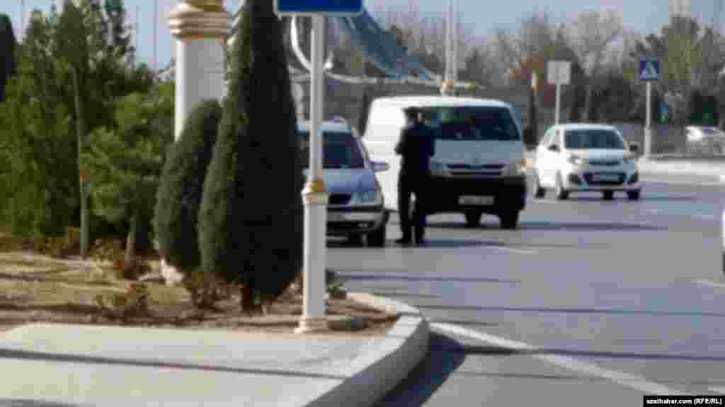 Sürüjileriň dokumentlerini barlaýan polisiýa işgäri. Aşgabat, mart 2021 