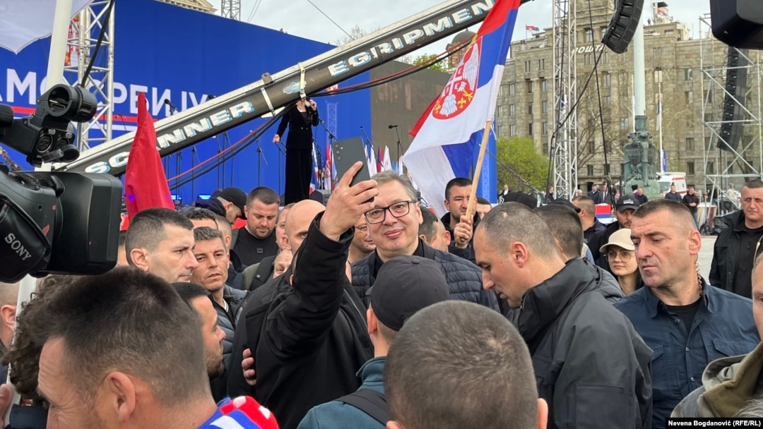 Претседателот на Србија Александар Вучиќ на средба во центарот на Белград, 11 април 2025 година.
