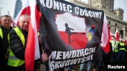 La o nouă demonstrație, miercuri, la Varșovia, fermierii polonezi au lăsat acasă tractoarele. Unii au adus însă pancarte cu insulte la adresa refugiaților ucraineni. 