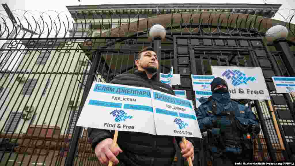 Участники акции вышли с табличками, на которых указаны имена пропавших без вести крымчан