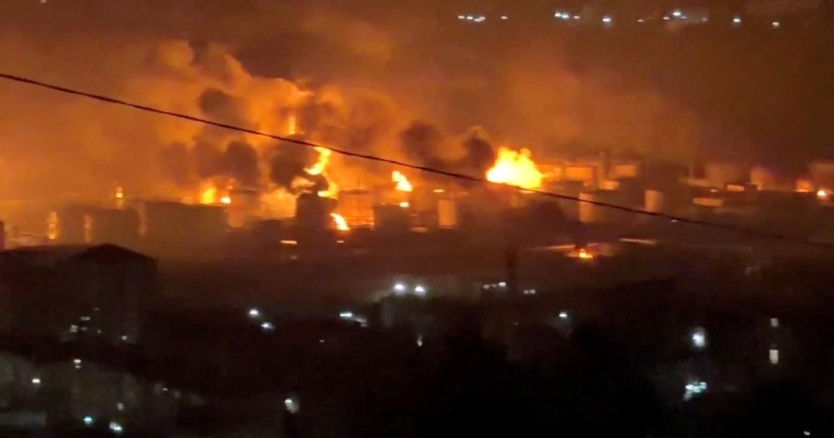 Росія: в Туапсе через пожежу на НПЗ евакуюють мешканців прилеглих будинків