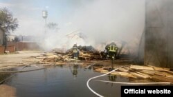 Пожежники на території колишньої оптової бази в Броварах, 5 травня 2017 року 