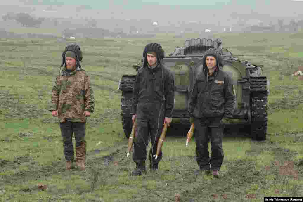 Військовослужбовці Збройних сил України біля броньованої машини під час тренувань на полігоні в Донецькій області, 20 квітня 2021 року
