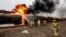 În localitatea Shakhtarsk, ocupată de ruși, trei rezervoare de stocare a petrolului și un rezervor de combustibil au ars. Imagine din 27 octombrie 2022 