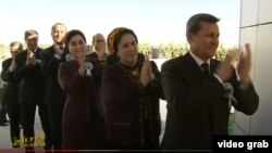 Türkmen resmileri prezident Gurbanguly Berdimuhamedowy el çarpyp garşylaýarlar. Türkmen TW-sinden alnan surat. 30-njy oktýabr, 2020.