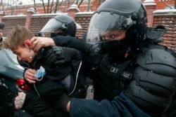 Задержание участника акции в поддержку Алексея Навального в Москве, 31 января 2021 года