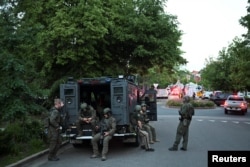 Policë afër vendit të ngjarjes.