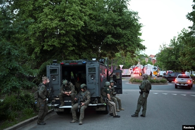 Policë afër vendit të ngjarjes.