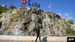 Steagul național cubanez în bernă, la Havana, pe 5 ianuarie 2026. În atacul american de la Caracas au fost uciși 32 de cubanezi care îl păzeau pe Maduro.