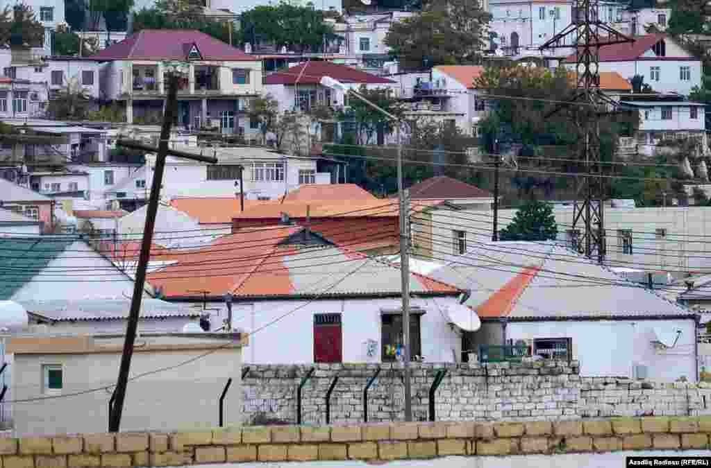 Evlərin arasında tam boyanmamış damlar da gözə çarpır. 