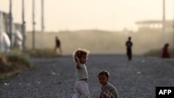 Күрт автономиясынын борбору Эрбилдеги качкындардын балдары.