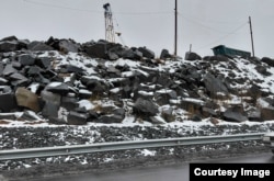 Дорога, на которую буквально сыплется взорванный камень.